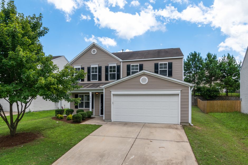 Suburban home with professional vinyl siding installation in New Orleans