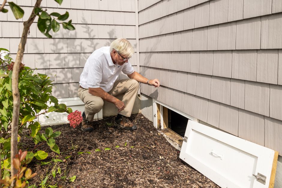 Contractor inspecting siding on a New Orleans home