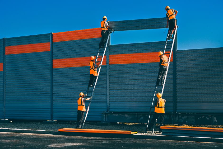 Wind gusts affecting siding installation on a New Orleans house