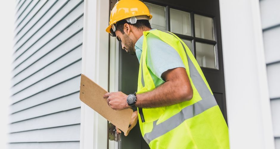 Contractor installing siding correctly on a New Orleans home